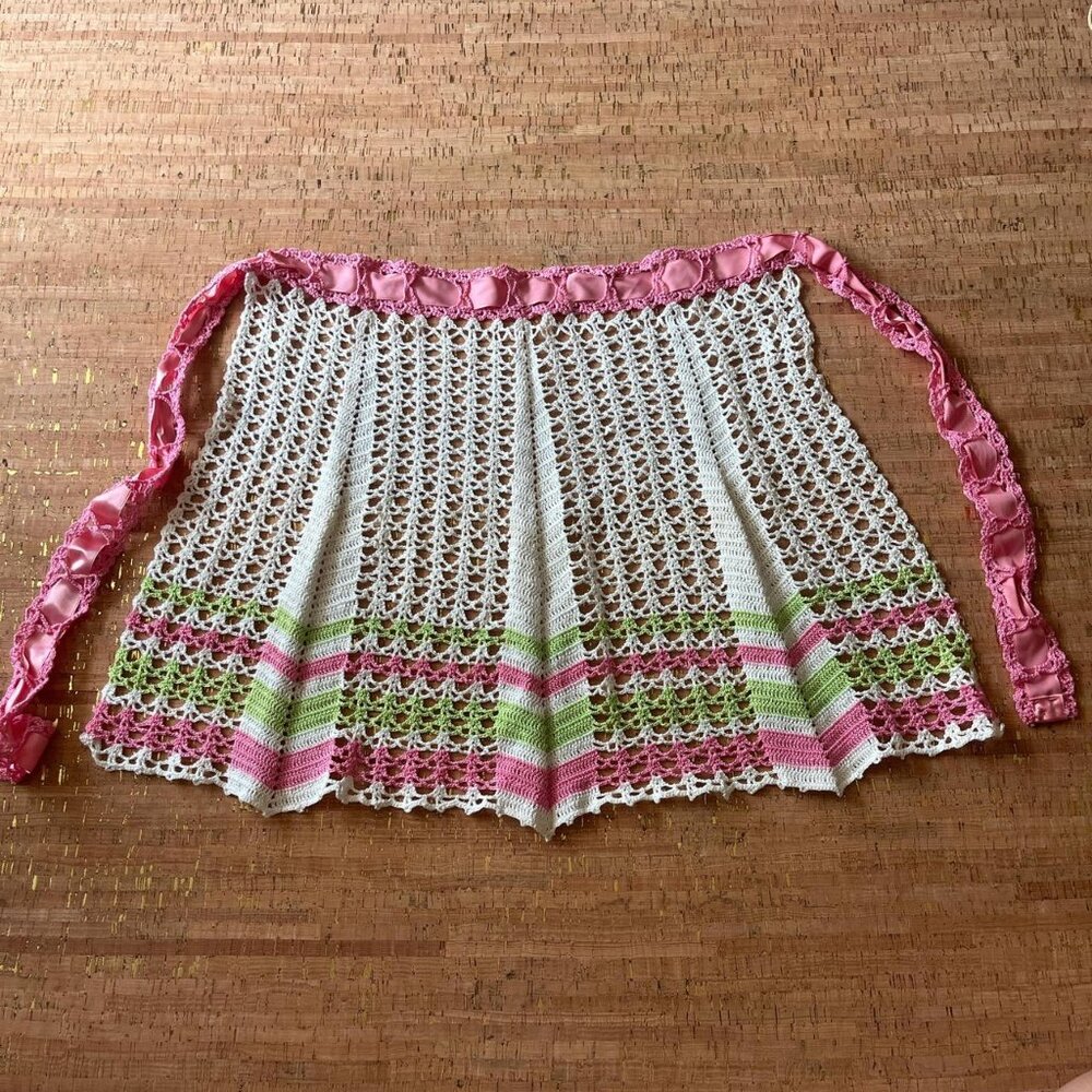 Vintage Pink and white crochet apron 🎀